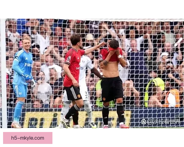 内维尔怒批阿莫林毁梅努核心地